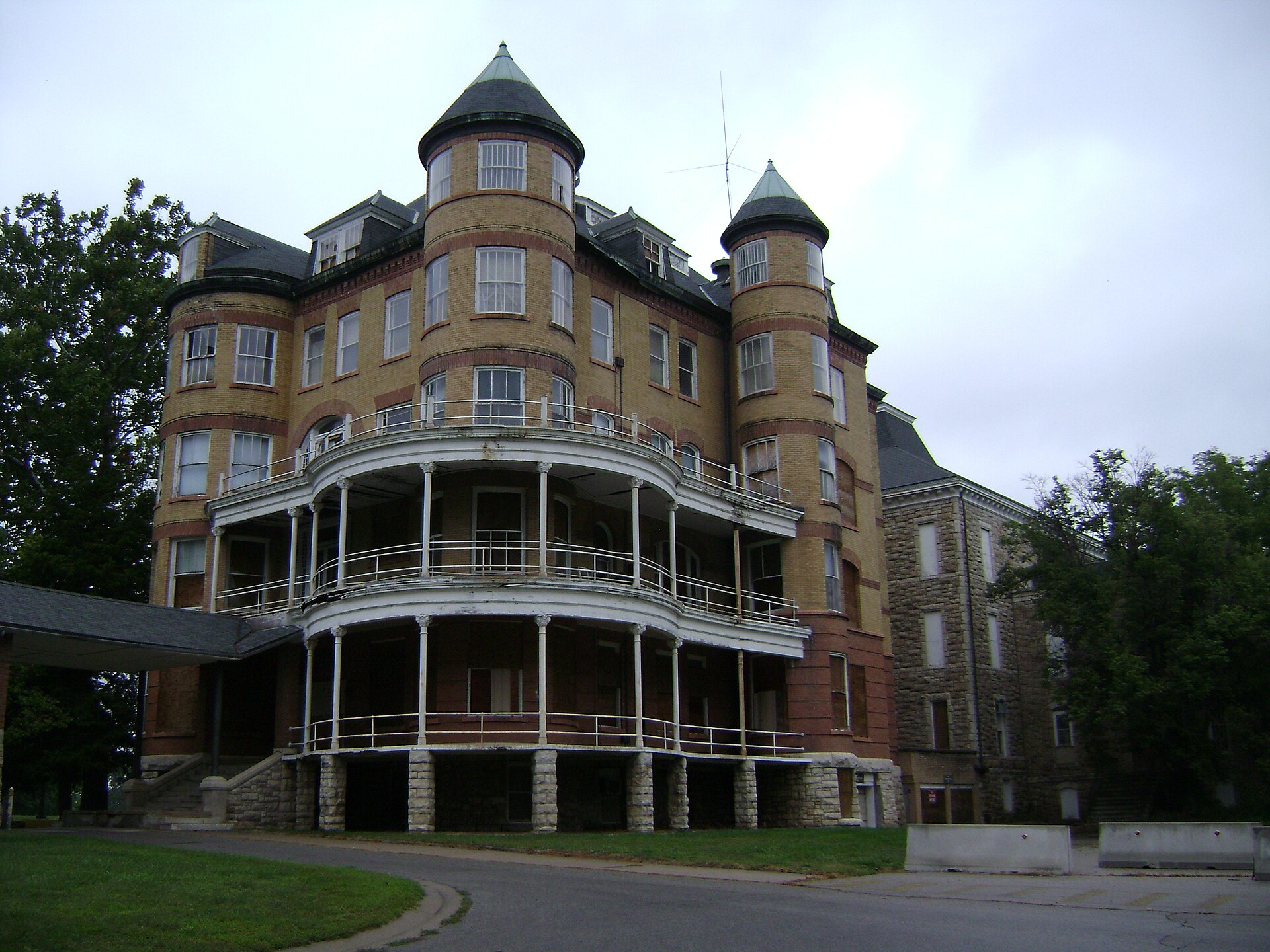 Asbestos Exposure at Topeka State Hospital: A Guide for Workers and Tradesmen